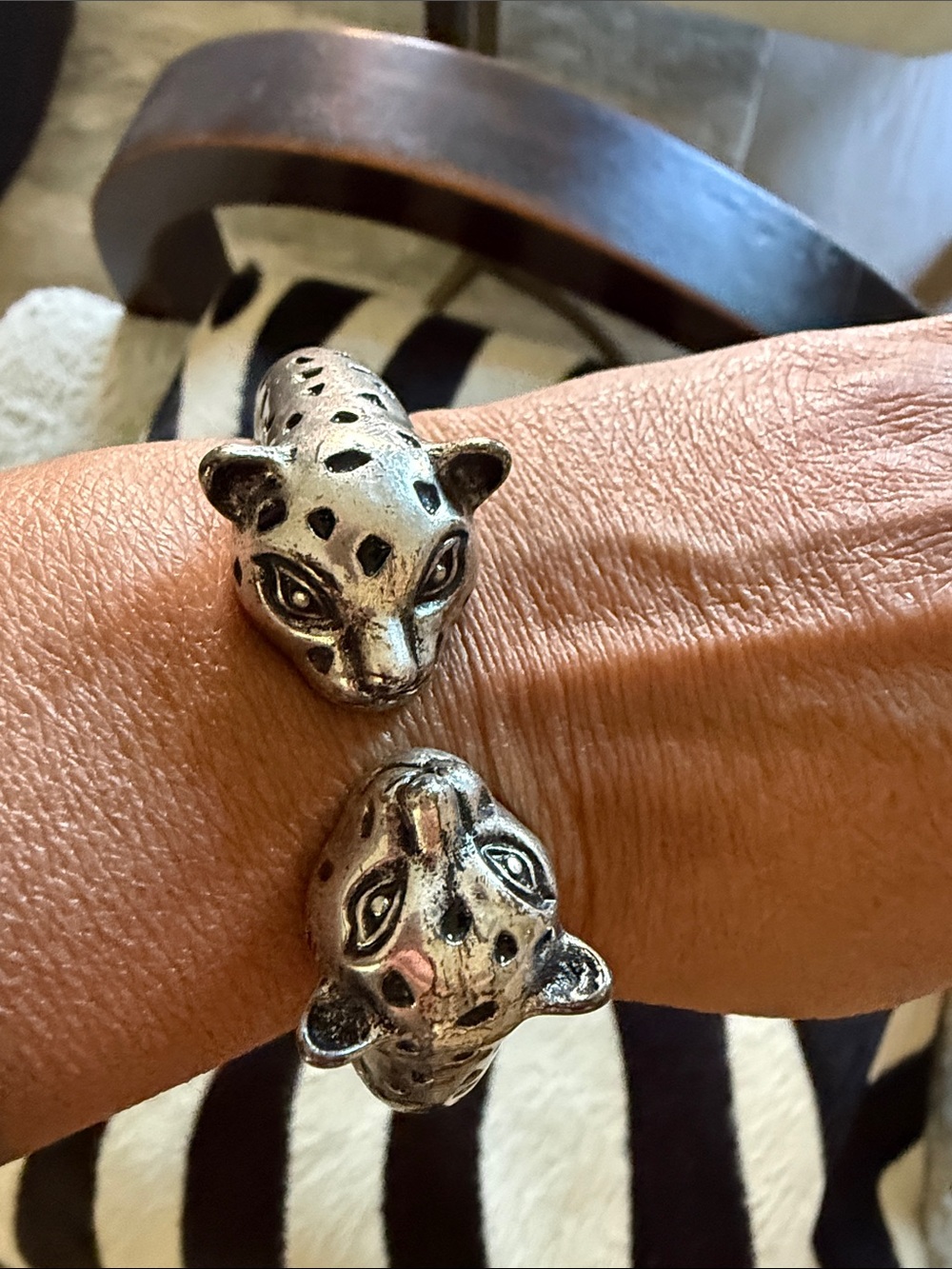 Leopard bangle - Picture 2 of 3